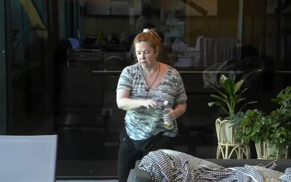 Vinagre, rezos y rito: Andrea volvió y se encargó de eliminar las malas energías | Mejores momentos