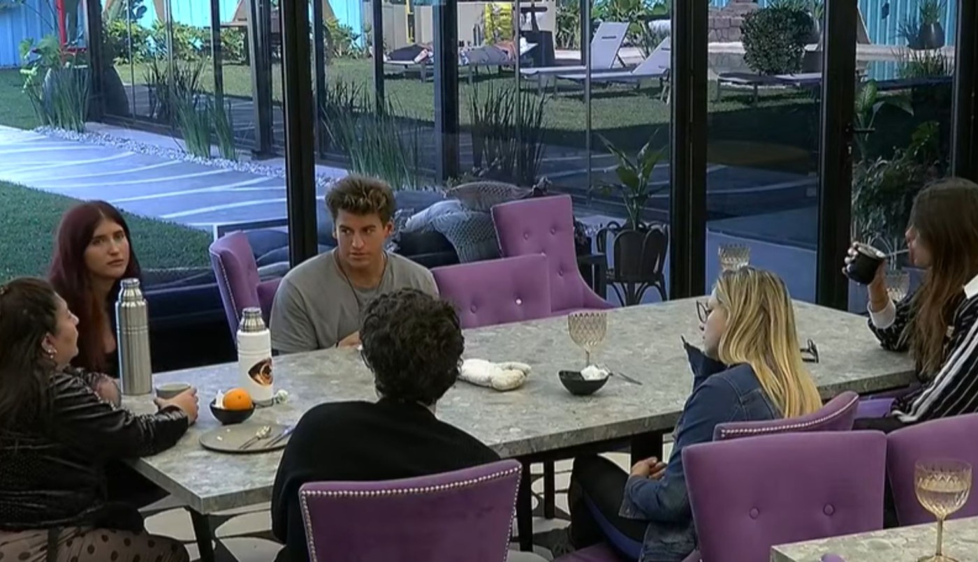 El  despertar de Gran Hermano tras la doble eliminación por la "placa planta": "La casa va girando muy rápido" | Noticias