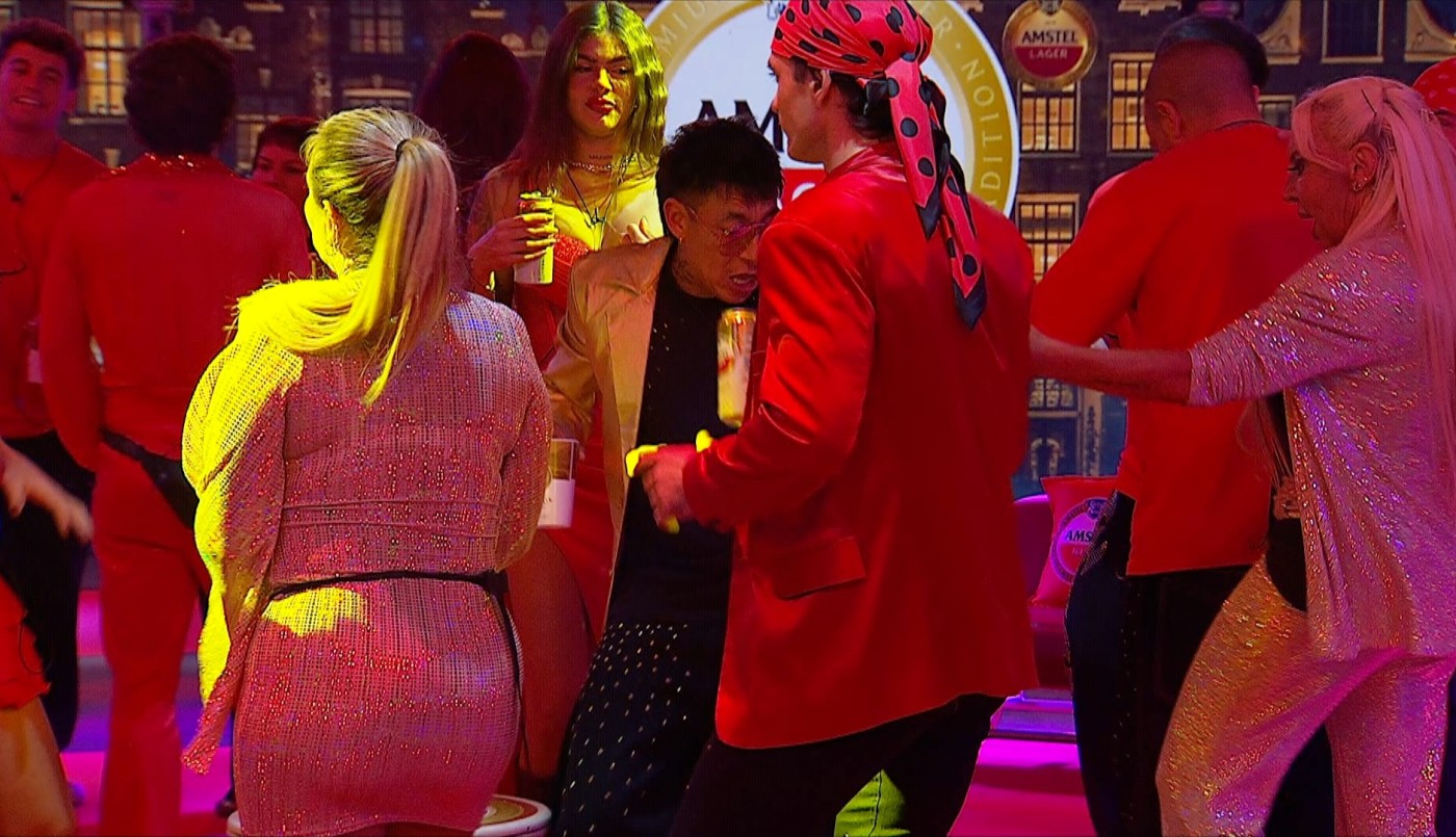 La fiesta de rojo desencadenó un striptease | Mejores momentos