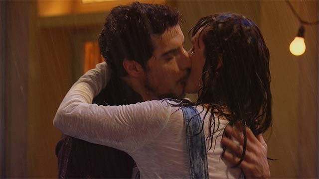 Arde la pensión: ¡Renzo y Nina a los besos bajo la lluvia! | Mejores momentos