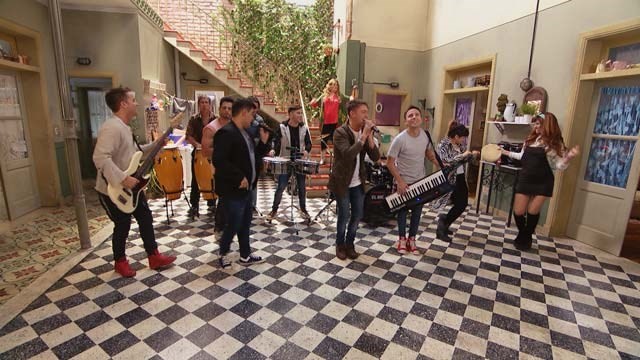 Una visita de lujo en la pensión: ¡Los Totora! | Mejores momentos