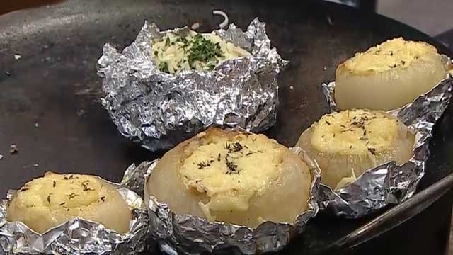 Cebollas rellenas con chorizo, queso y verduras | Recetas