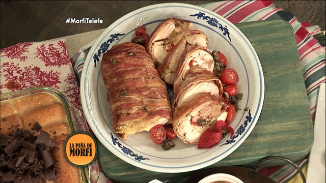 Arrollado de pollo envuelto en panceta ahumada | Recetas