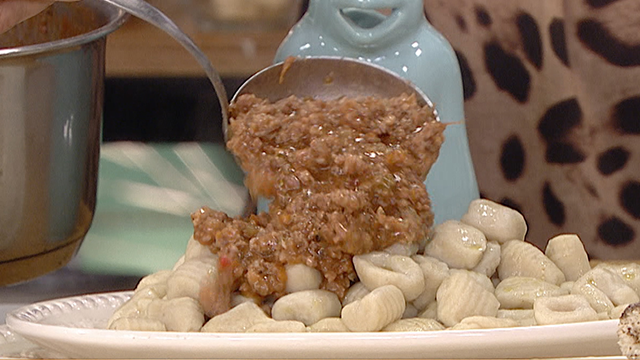 Ñoquis de bolognesa y pesto | Recetas