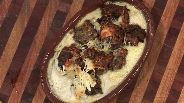 Buñuelos de acelga gratinados con salsa blanca | Recetas