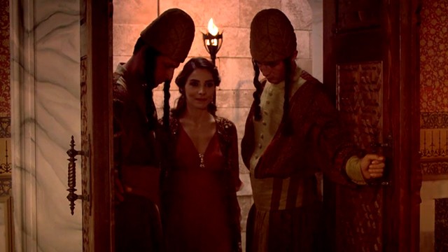 Mahidevran se interpone en el camino de Alexandra | Mejores momentos