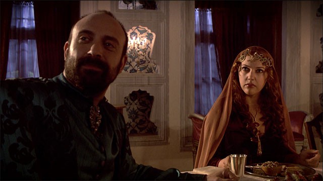 Leo y Hurrem se reencuentran y comienzan las sospechas | Mejores momentos