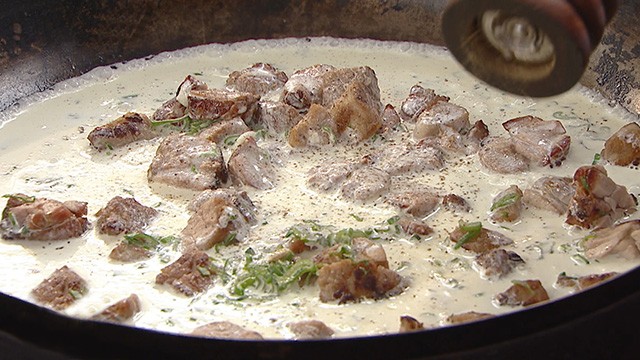 Fideos salteados con mollejas a la crema | Recetas