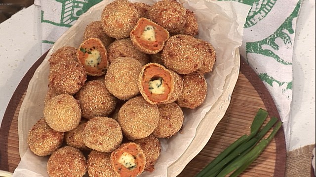 Buñuelos de calabaza rellenos de queso azul | Recetas