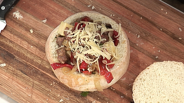 Pan relleno de salchicha parrillera y queso | Recetas