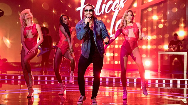 ¡Maluma canta "Felices los 4" en vivo! | Musicales