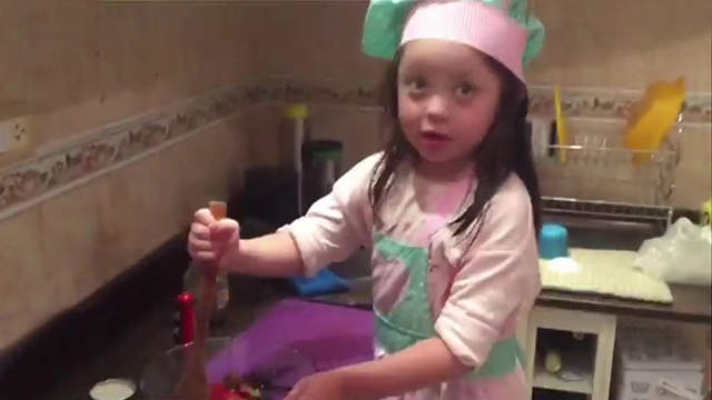 Juani nos cocina ensalada de tomate y orégano | ¡Qué divertido!