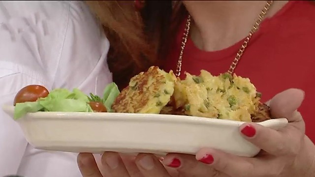 Bocaditos de pasta con cebolla. morron y queso | Recetas