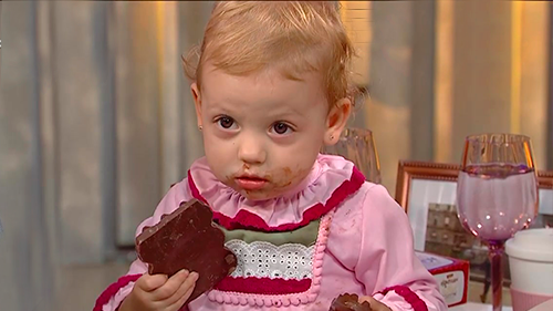 ¡La pequeña Emma se robó todos los chocolates! | El diván de Vero