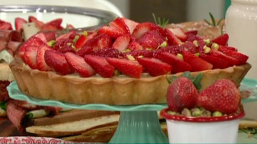 Tarta de frutillas con corazón de dulce de leche | Recetas