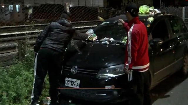 Vecinos vengadores contra los autos mal estacionados | Actualidad