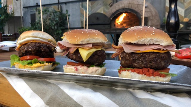 Hamburguesas caseras con los mejores aderezos | Recetas