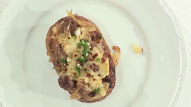 Papa rellena con salchicha parrillera | Recetas