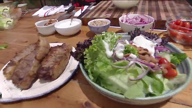 Bife de chorizo relleno y ensalada perfecta | Recetas