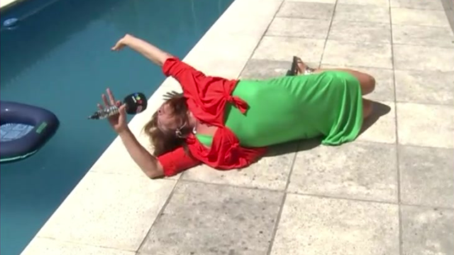 Las extrañas poses de yoga de Lizy | Exclusivos