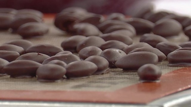 Cómo hacer almendras bañadas en chocolate | Recetas
