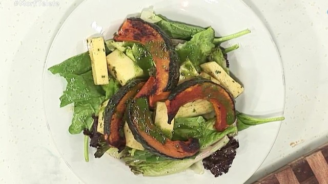 Ensalada con zapallo, albahaca, almendras, mozzarella y aderezo de limón | Recetas