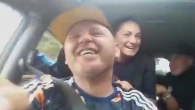 Dos policías fueron desafectados por cantar con el Pepo | Actualidad