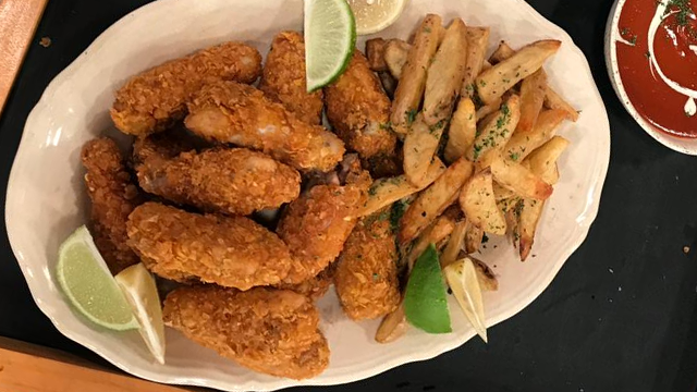 Pollo frito con papas bravas | Recetas