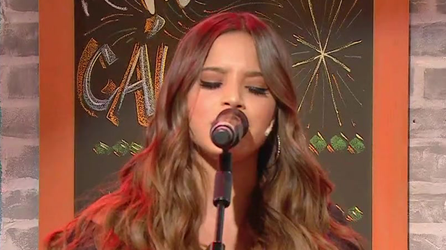 Emilia Mernes canta "Recalienta" en vivo | Musicales