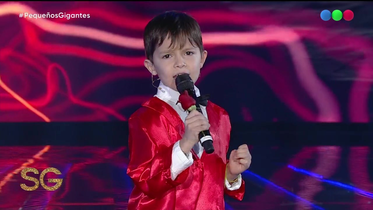 El nene que hizo emocionar a todos con un clásico de Sandro | Pequeños Gigantes