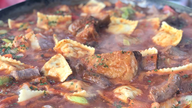 Ravioles rellenos de chorizo con estofado parrillero | Recetas