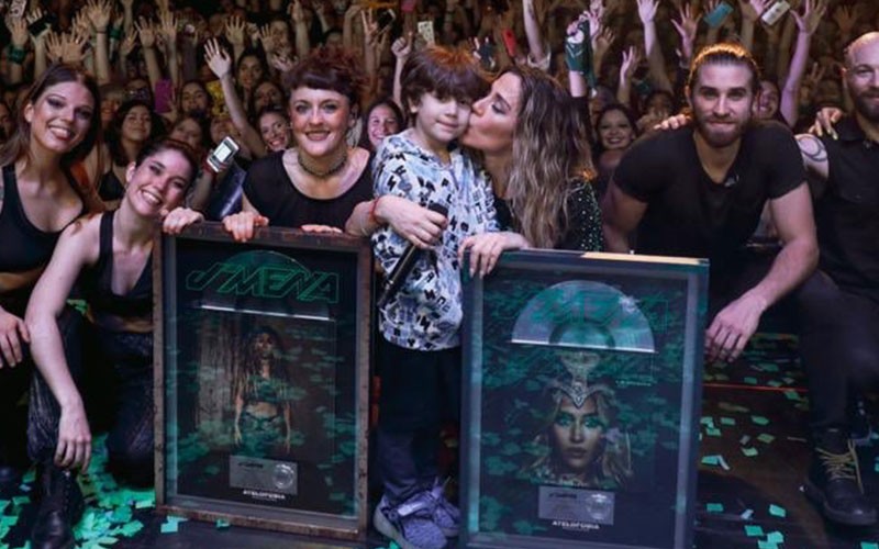 Jimena Barón recibió el disco platino con La Cobra | Música