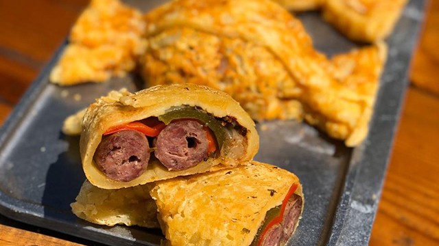 "Caramelos" de queso y salchicha parrillera | Recetas