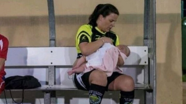 [VIRAL] La futbolista que amamanta a su bebé en pleno entrenamiento | Virales
