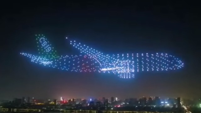 El increíble show de drones en China: Formaron un avión gigante | Sociedad