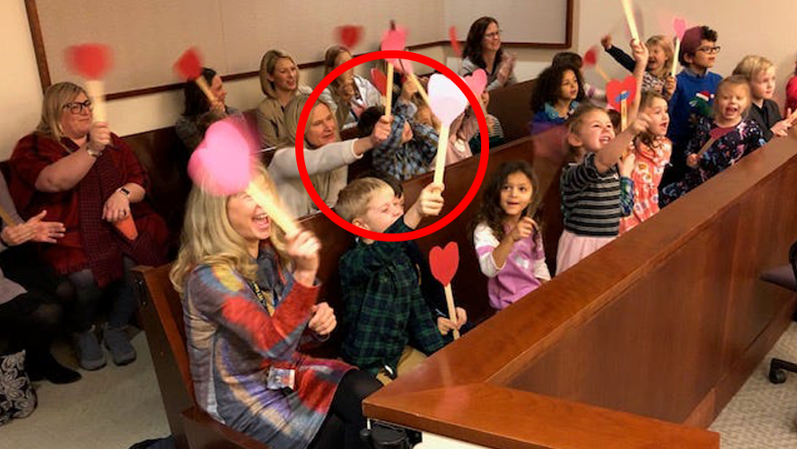 Un niño fue acompañado por sus compañeritos del jardín a la audiencia de su adopción | Sociedad