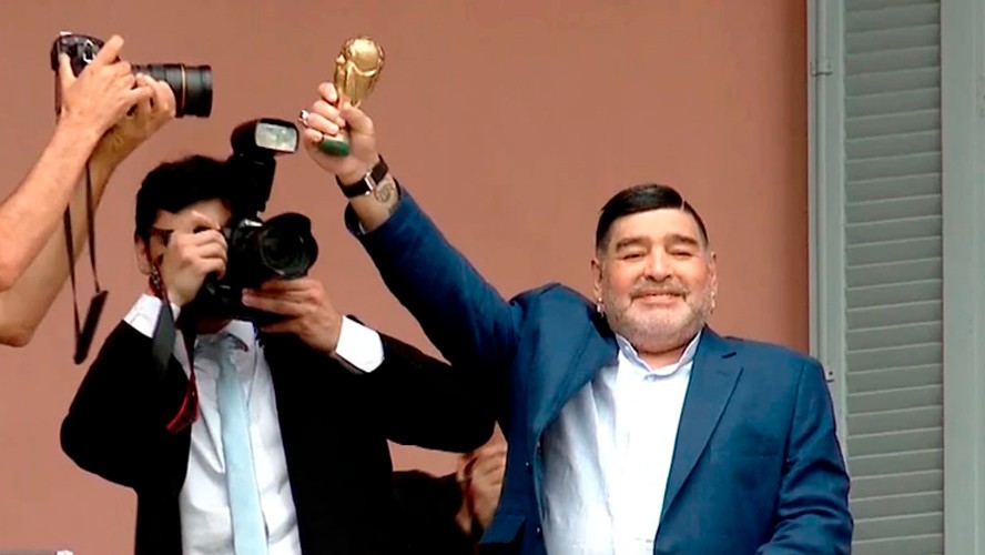 Diego Maradona reeditó una famosa foto en el balcón de la Casa Rosada | Deportes
