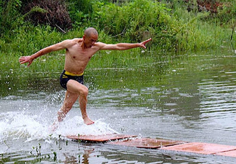 El viral del año: camina sobre el agua y ¿es REAL? | Virales