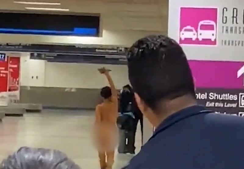Se desnudó en pleno aeropuerto y terminó presa | Virales