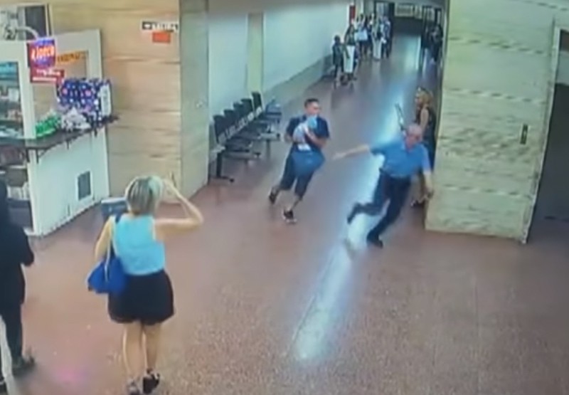 El momento exacto en el que un policía y una enfermera salvan a un bebé que no respiraba | Sociedad