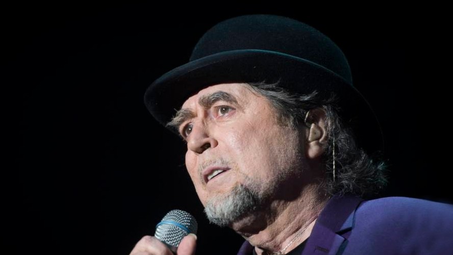 Joaquín Sabina se cayó de un escenario y lo sacaron en camilla | Espectáculos