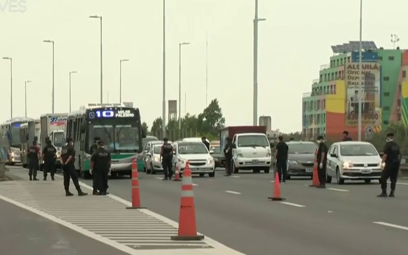 Se habilitaron carriles especiales para los exceptuados: personal de salud, seguridad y alimentos | En Argentina