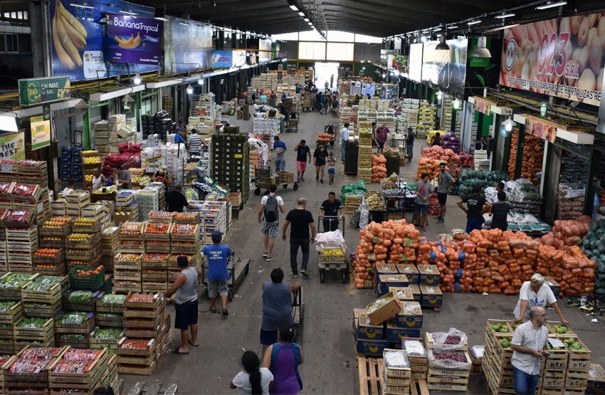 Largas colas en el Mercado Central | En Argentina