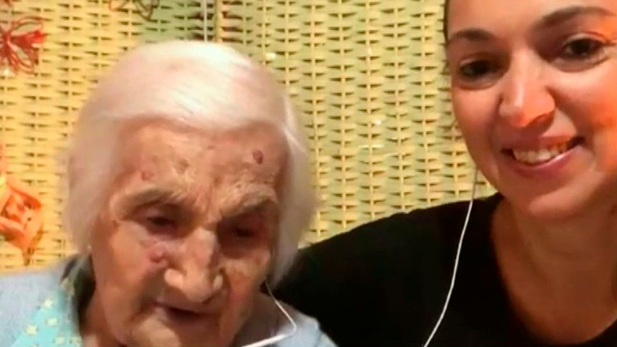 Tiene 96 años, se mudó con su vecina y hacen barbijos | Virales