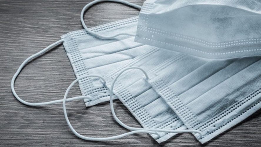 Bomberos voluntarios hacen barbijos para donar | En Argentina