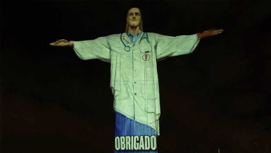 El Cristo Redentor se vistió de médico | En el mundo