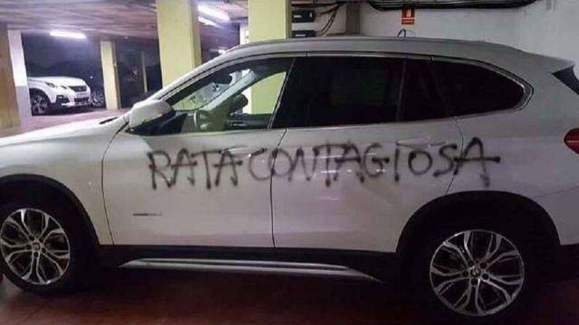 Aplausos de noche, escraches de día: a una médica le escribieron “rata contagiosa” en su auto | En el mundo