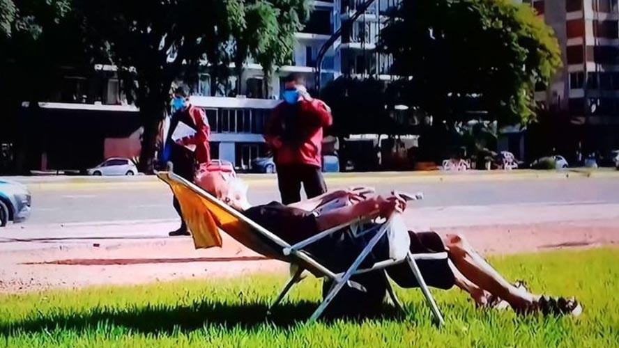 Rompió la cuarentena para tomar sol | En Argentina