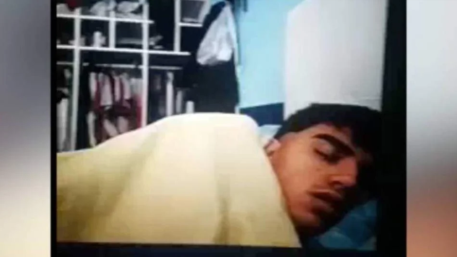 Un alumno cursó una clase virtual durmiendo en su cama y se hizo viral | En Argentina
