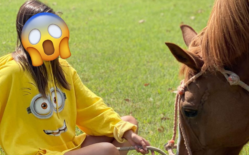 Se cortó el flequillo y le hizo el mismo corte a su caballo | Espectáculos